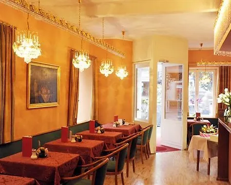 Vier Jahreszeiten מלון 4*