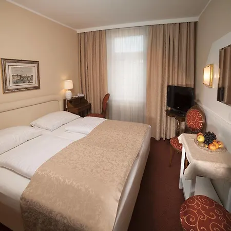 Vier Jahreszeiten Hotel 4*